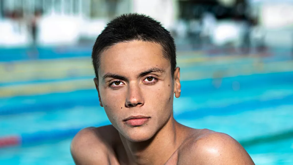 David Popovici are o poveste de viață uluitoare. Tânărul de 17 ani este primul campion mondial la înotul masculin românesc