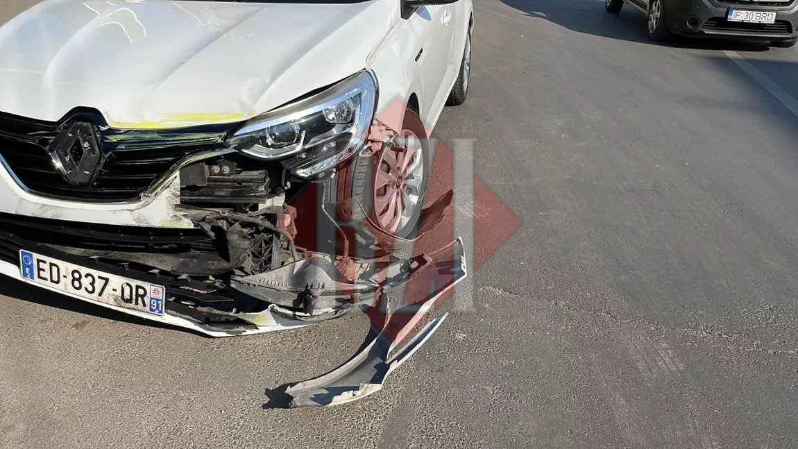 Accident rutier pe Bucșinescu. Un taxi și un Renault s-au ciocnit - EXCLUSIV/FOTO/VIDEO