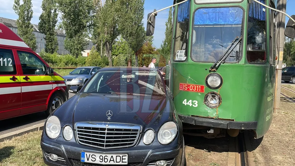 Accident rutier pe Calea Chișinăului din municipiul Iași. Au fost implicate un tramvai şi un Mercedes - EXCLUSIV/FOTO