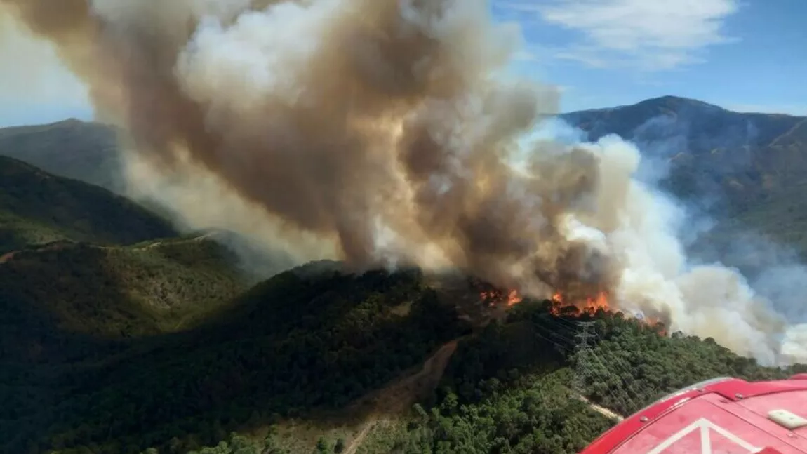 Incendiu puternic în Spania. Centrul orașului Andaluzia, cu aproximativ 7.000 de locuitori a fost evacuat - VIDEO