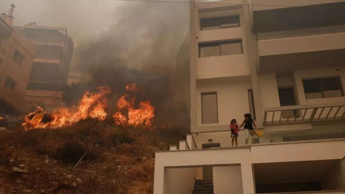 Incendiu de vegetaţie la Atena, în zona în care locuieşte Sorin Oprescu