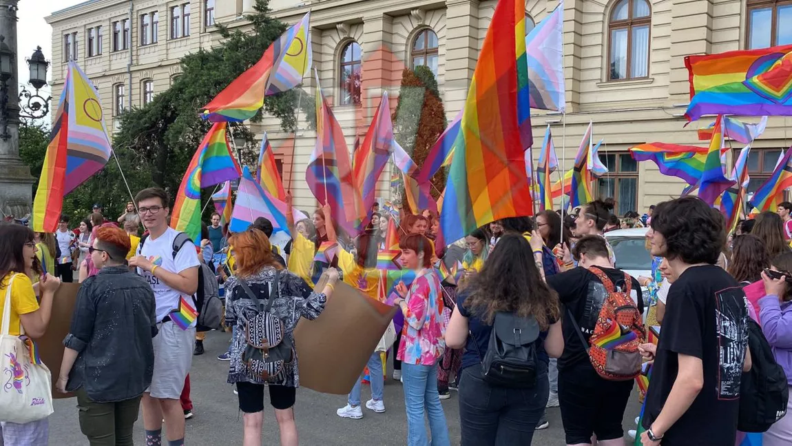 Scene uluitoare pe străzile orașului Iași! Sute de manifestanți LGBTQ alături de cetățeni care-i contestă! Jandarmii monitorizează o situație tensionată- GALERIE FOTO, VIDEO, UPDATE