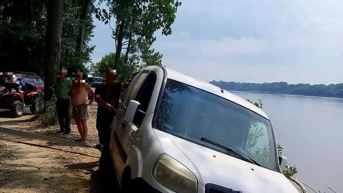 Un şofer era să îşi piardă autoturismul în Dunăre după ce drumul s-a surpat sub roţile mașinii