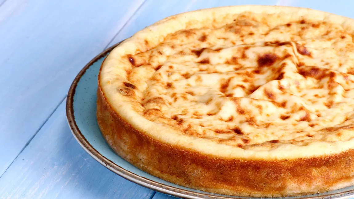Prăjitură cu brânză de vaci și griș. Două rețete irezistibile ce se prepară în doar 30 de minute