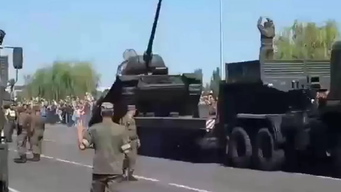 Imagini devenite virale cu un tanc rusesc ce cade de pe o platformă: 