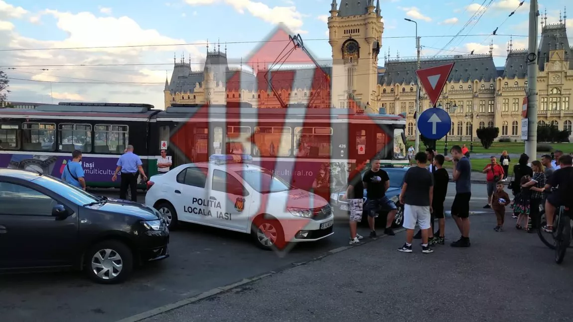 Circulație blocată în față la Palat. Un român a parcat prea aproape de linia de tramvai - EXCLUSIV, GALERIE FOTO