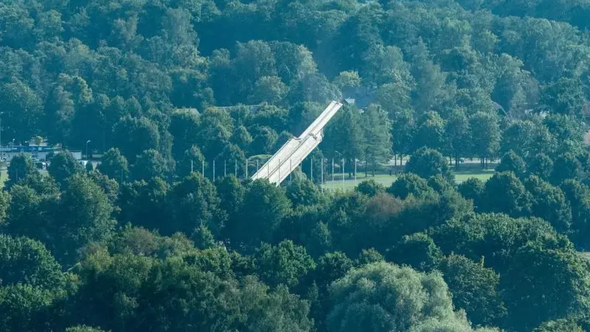 Monumentul dedicat Victoriei Sovietice din Riga a căzut în mod spectaculos - VIDEO