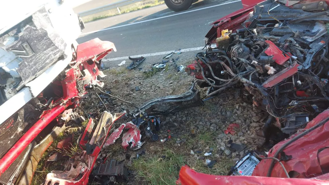 Accident rutier mortal în Galaţi. Un autoturism a fost distrus complet după coliziunea cu un TIR - FOTO