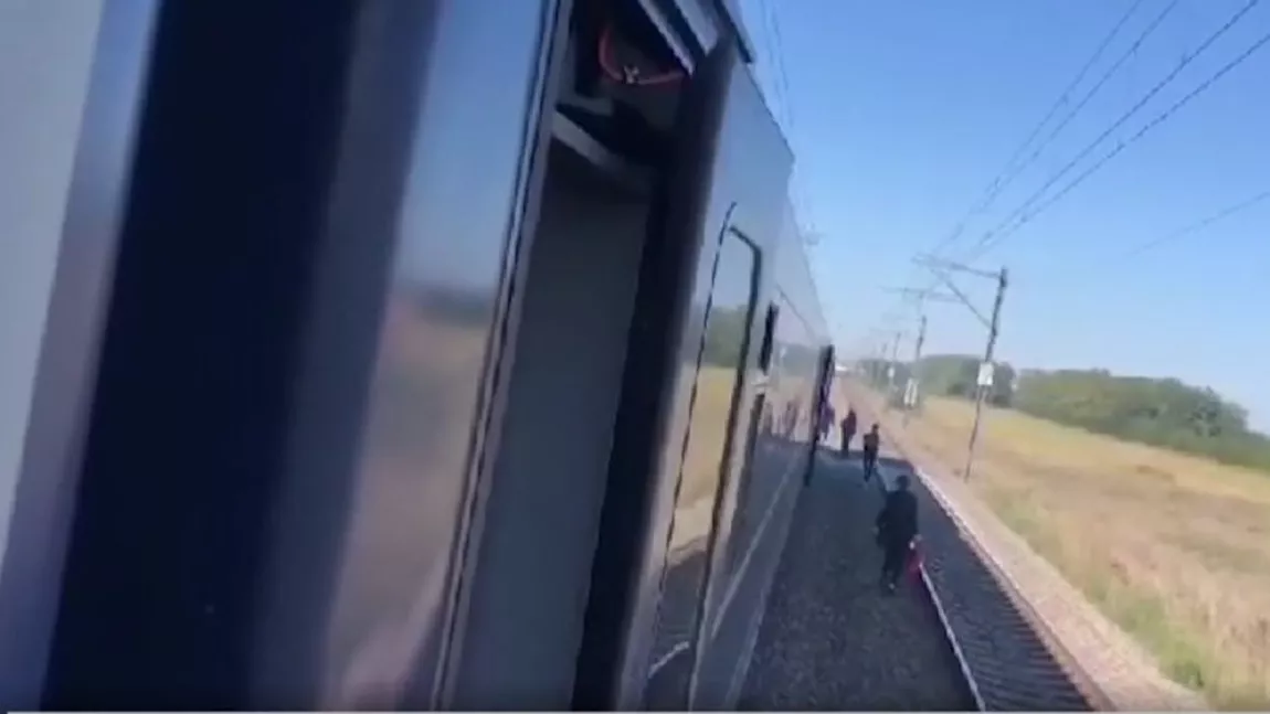 Panică într-un tren de călători care a luat foc. Oamenii, coborâţi în câmp pe ruta Bucureşti - Constanţa