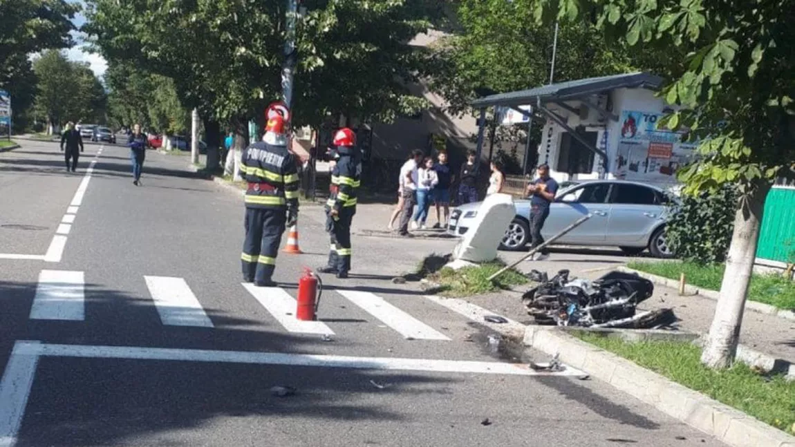 Un tânăr a murit pe loc după ce a intrat cu motocicleta într-o bornă kilometrică, în Câmpina