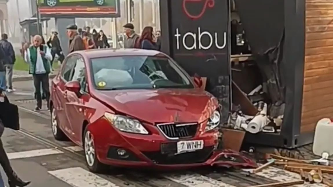 Accident rutier pe strada Palat. Un autoturism a intrat într-o tonetă de cafea - EXCLUSIV, FOTO, VIDEO