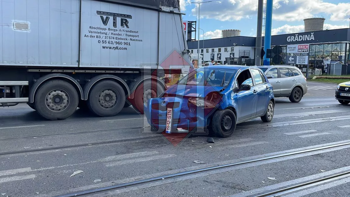 Accident rutier în Tudor Vladimirescu. Două autoturisme au fost implicate. O femeie a fost rănită - EXCLUSIV, FOTO, UPDATE, VIDEO