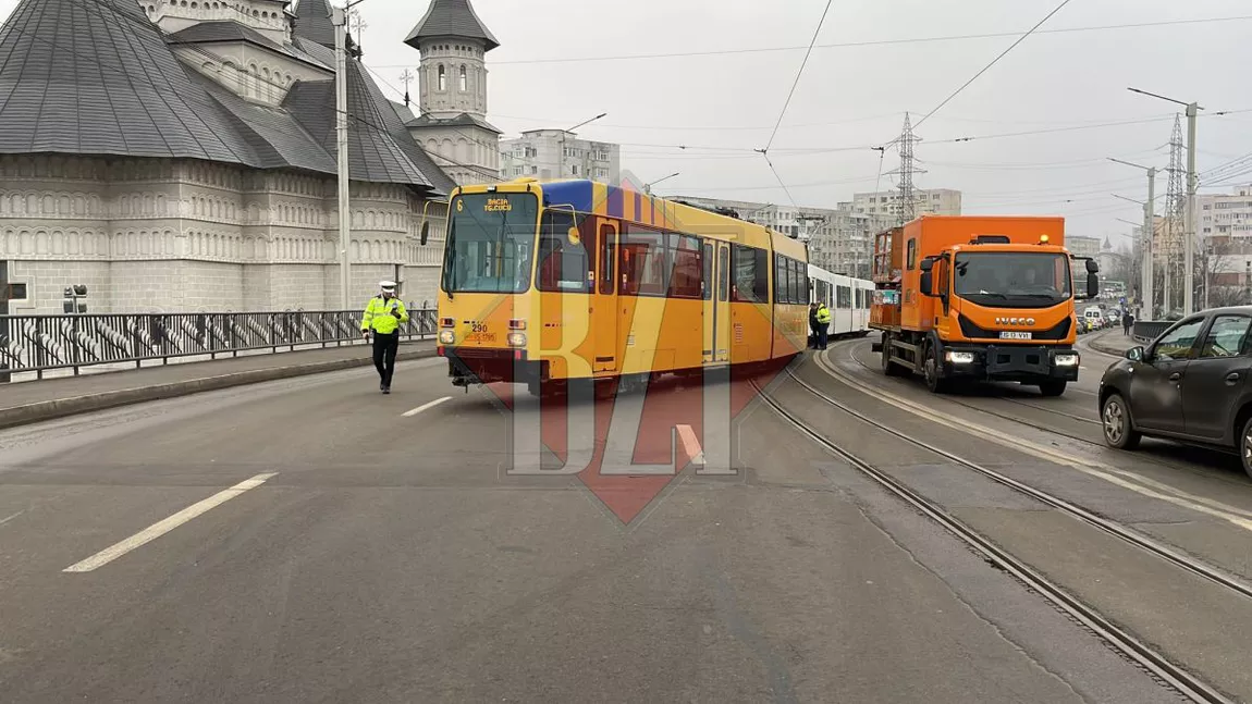 Accident rutier în municipiul Iaşi. Un tramvai a deraiat în cartierul Alexandru cel Bun din cauza poleiului - UPDATE, FOTO, VIDEO