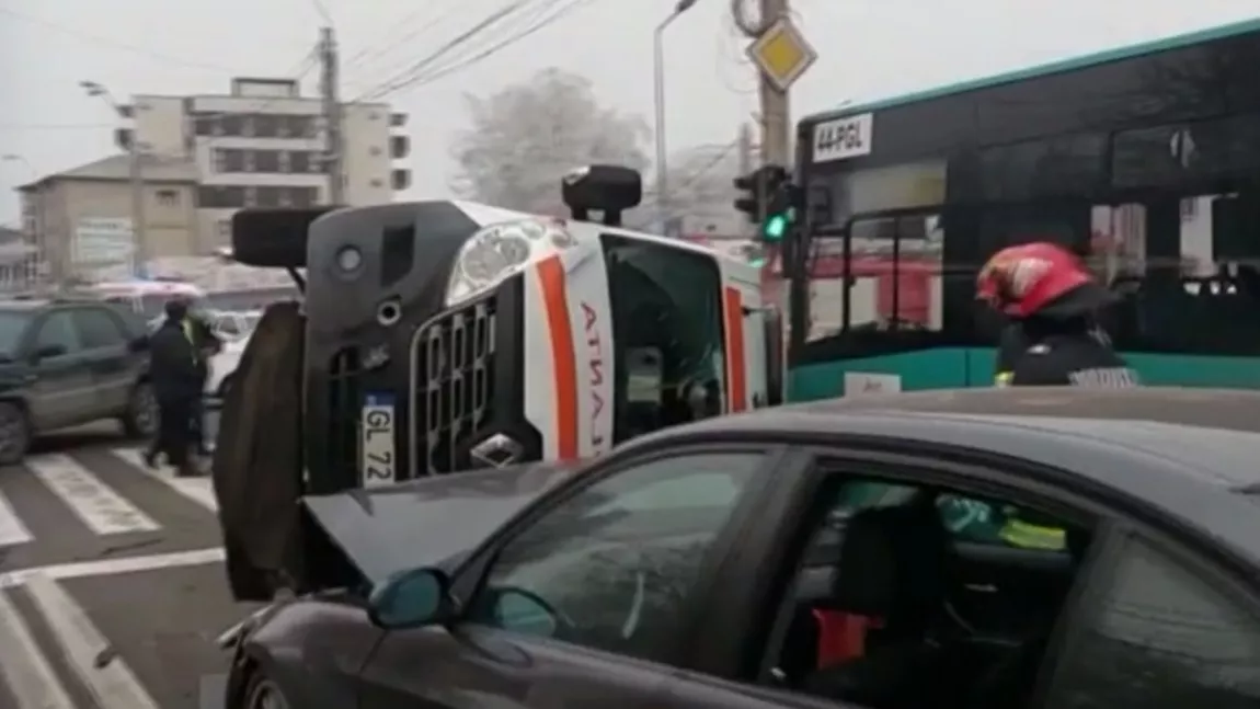 Accident pe o stradă din Galați! O ambulanță care transporta un pacient a fost răsturnată