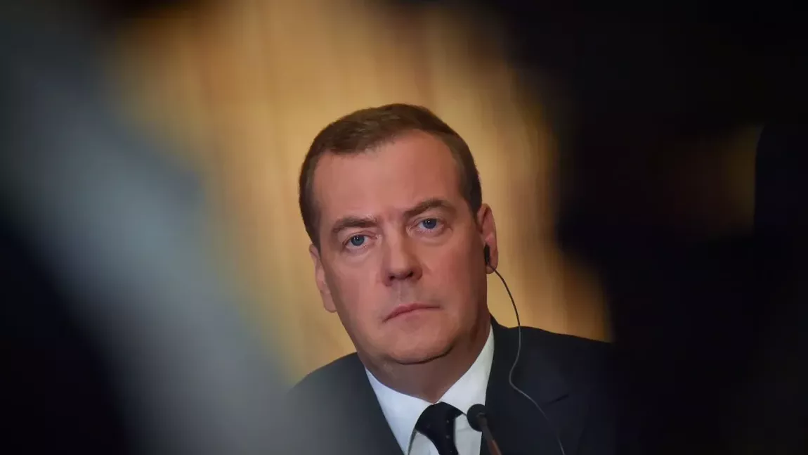 Medvedev reacționează după vizita lui Fumio Kishida la Casa Albă: „Este doar un personal de serviciu pentru americani”