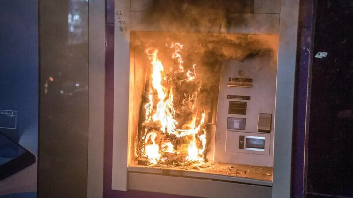 Niște hoți au încercat să spargă un bancomat, dar acesta a luat foc în timpul operațiunii