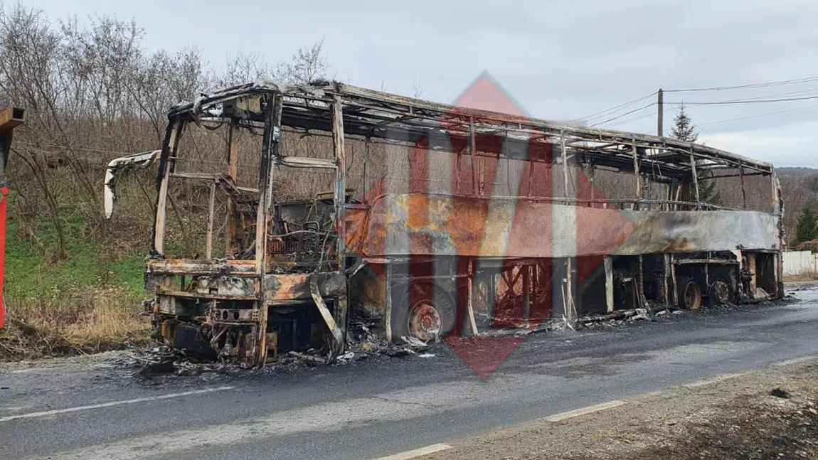 Un autocar cu destinația Chișinău a luat foc la Cozia, Iași. Pasagerii s-au autoevacuat - EXCLUSIV, FOTO
