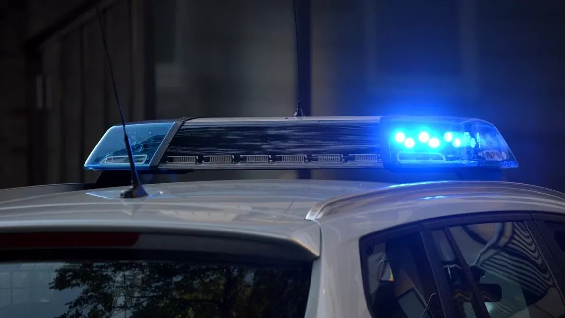 Urmărire ca în filme la Pârcovaci: un VW Passat și un Duster al Poliției au căzut în Bahlui. Șoferul, fără permis de conducere, a fugit de la locul accidentului - UPDATE