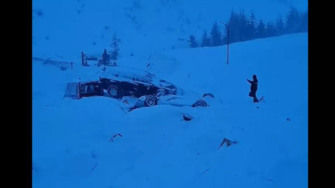 Două avalanșe mari în Făgăraş. Valul de zăpadă a lovit cabana Capra şi a acoperit maşinile din parcare
