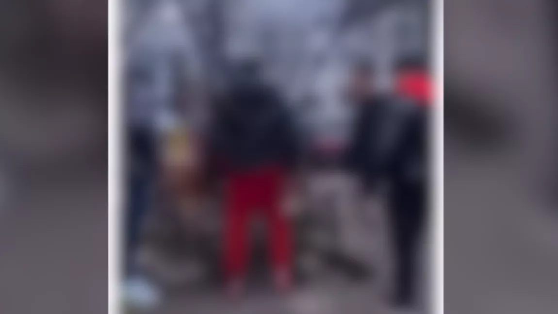 Bătaie golănească în Podu Roș, imaginile sunt șocante! Un băiat este nenorocit de 4 atacatori. Poliţia ar trebui să se autosesizeze - VIDEO, UPDATE