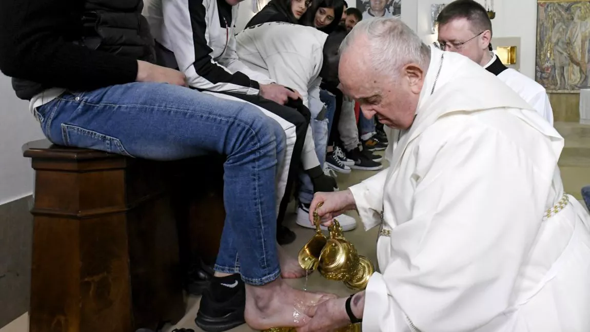Papa Francisc a spălat în Joia Mare picioarele a 12 tineri deținuți din mai multe țări, inclusiv din România