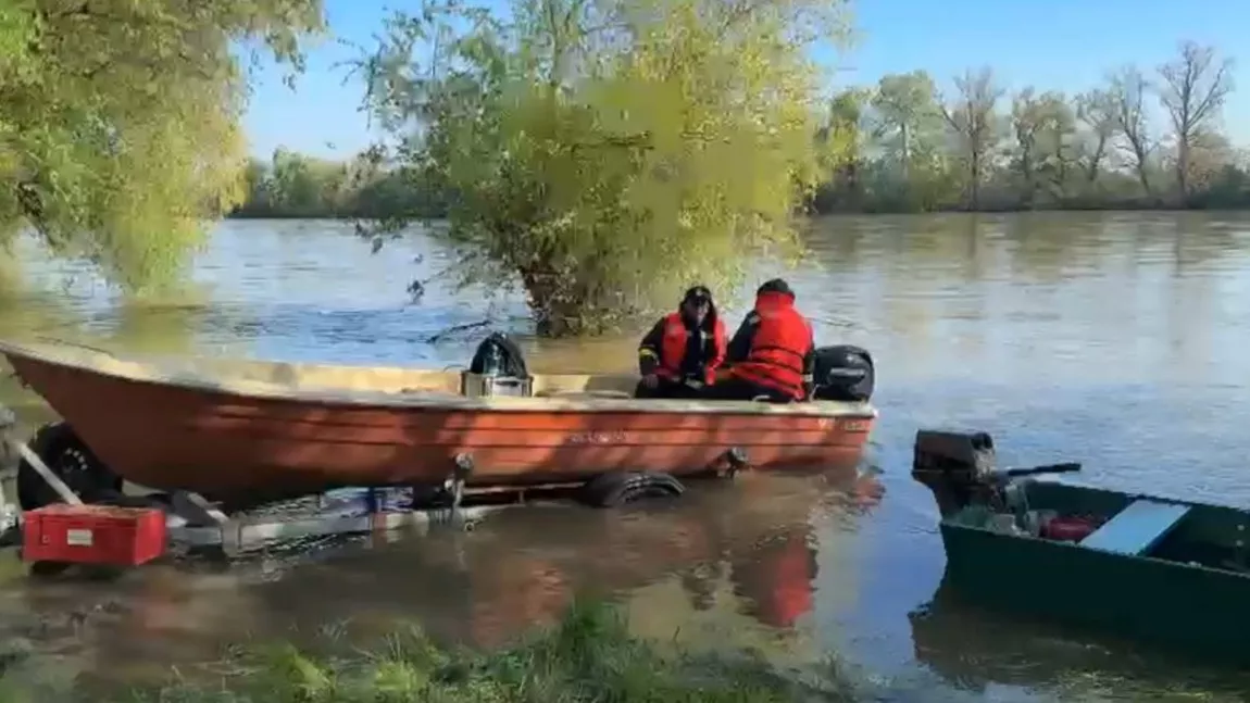 Bărbatul care conducea barca răsturnată în râul Mureș a fost reținut. Tânărul de 33 ani era băut