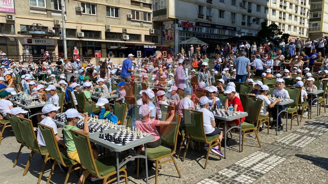 Record național la Iași! Peste 1000 de copii din toată țara joacă șah în Piața Unirii - FOTO, UPDATE