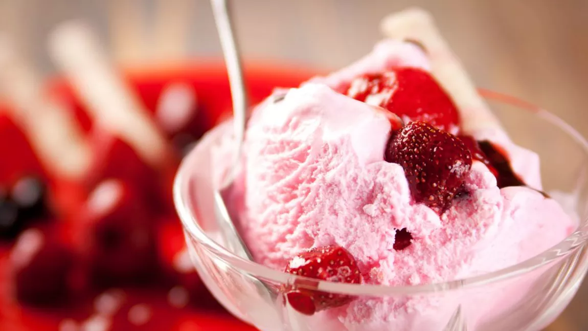 Înghețată de casă cu căpșuni. Cum să pregătești rapid un desert răcoritor