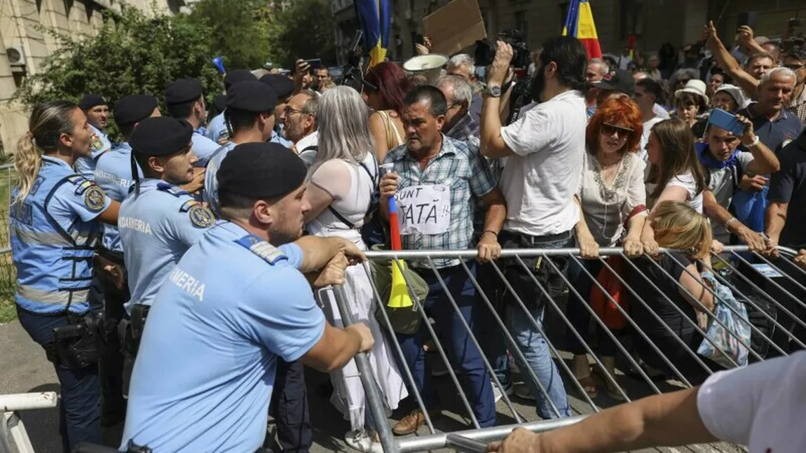 AUR susține că doar s-a alăturat „acțiunii civice de protest organizate de reprezentanți ai societății civile împotriva vaccinării obligatorii” și acuză o „încercare de denigrare”