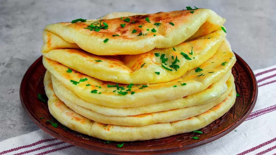 Plăcinte la tigaie cu brânză, ceapă verde și mărar. Deliciul copilăriei