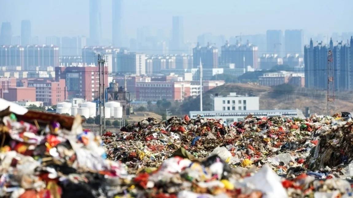 România, groapă de gunoi pentru Europa? Peste 56 de tone de deşeuri provenite din Italia, Anglia şi Germania, blocate să intre în ţară 