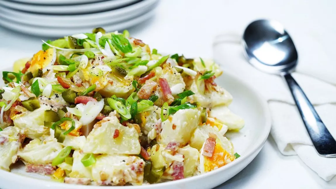 Salată krumpli de cartofi cu dressing de iaurt și mărar. Este delicioasă atât ca garnitură, cât și ca fel principal