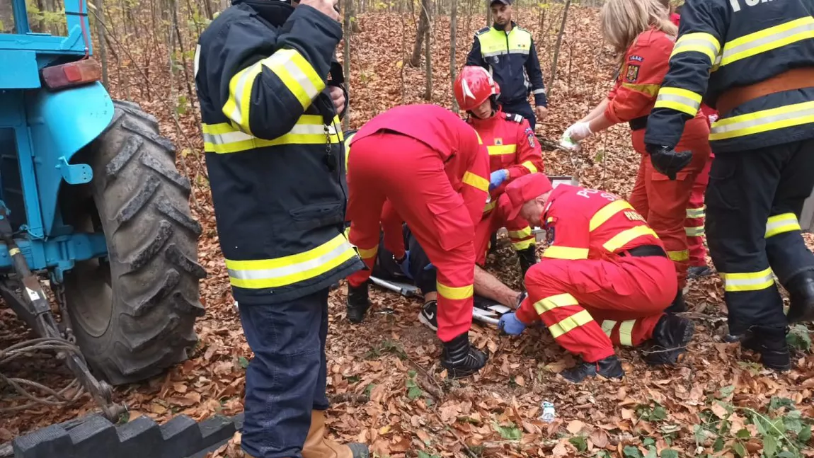 Incident în județul Neamț! Două persoane au rămas prinse sub un tractor într-o pădure - FOTO/VIDEO