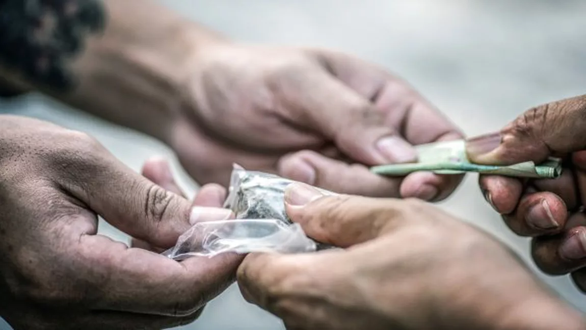 Geantă cu droguri, găsită de doi copii într-o șură din județul Suceava. Cum acționau capii rețelei de traficanți