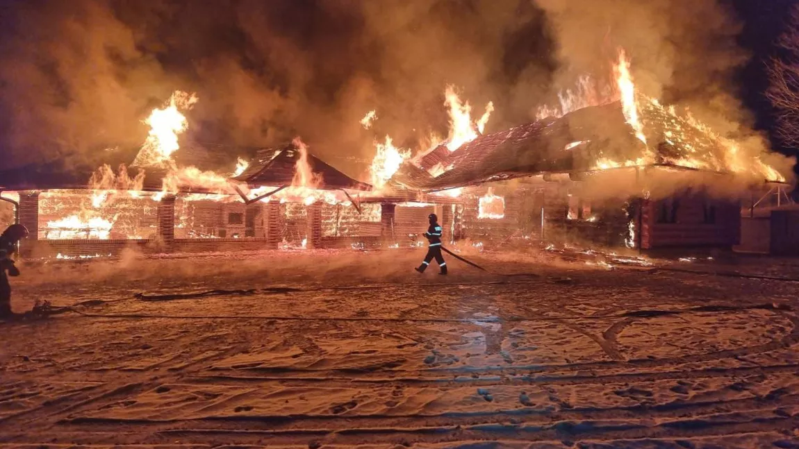 Incendiu în județul Suceava! O cabană în construcție și un foișor au ars la Mănăstirea Humorului - FOTO, VIDEO