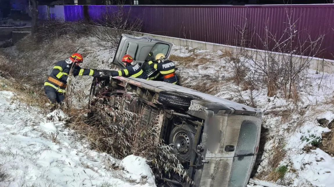 Accident rutier în Suceava! Un microbuz a ieșit în afara părții carosabile și a ajuns într-un șanț - FOTO