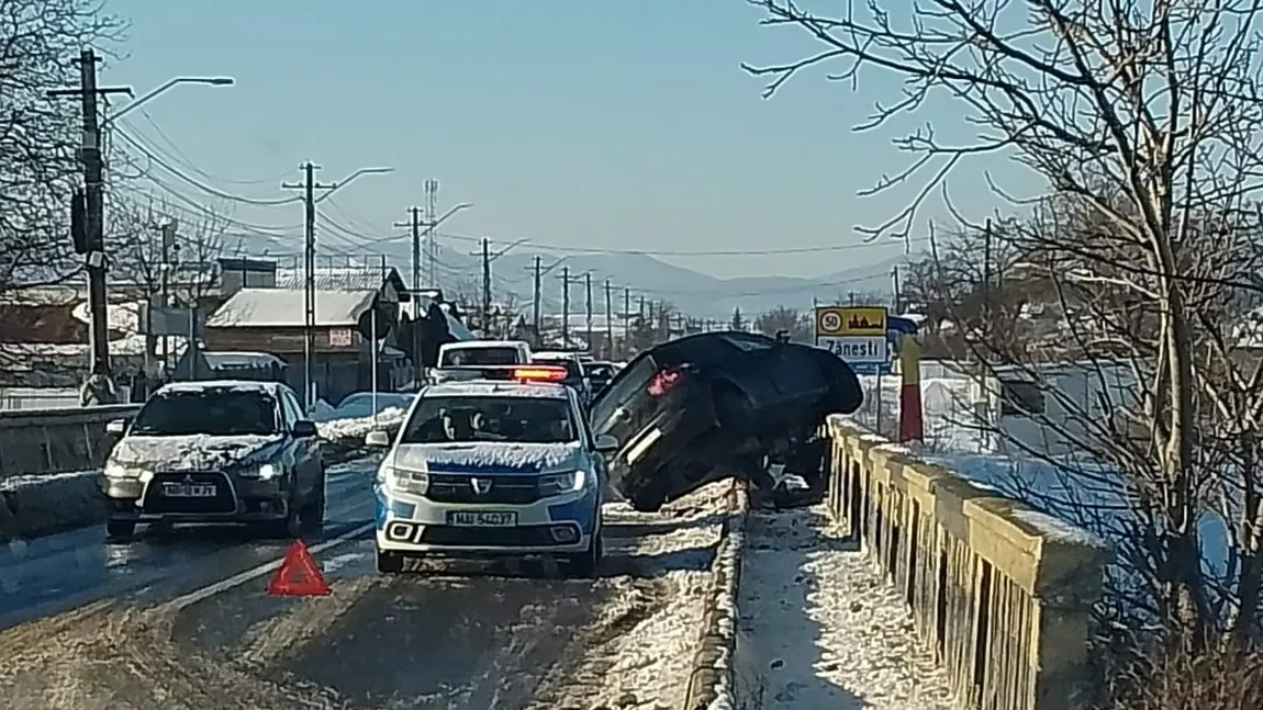 Accident rutier în județul Neamț. Un autoturism a ieșit de pe partea carosabilă, la Podoleni