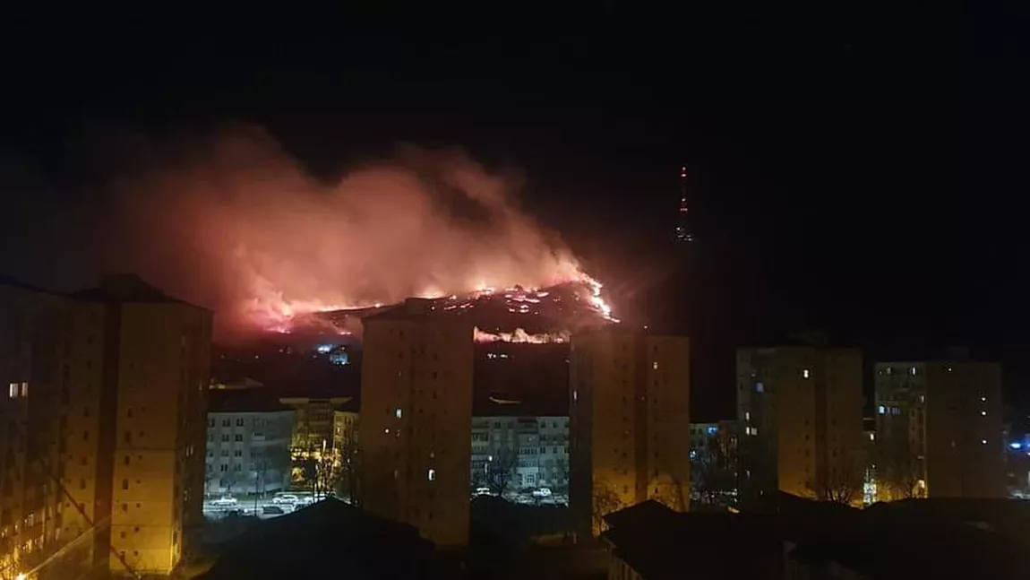 Incendiu la Neamț. Culmea muntelui Pietricica a ars ca o torță din cauza artificiilor