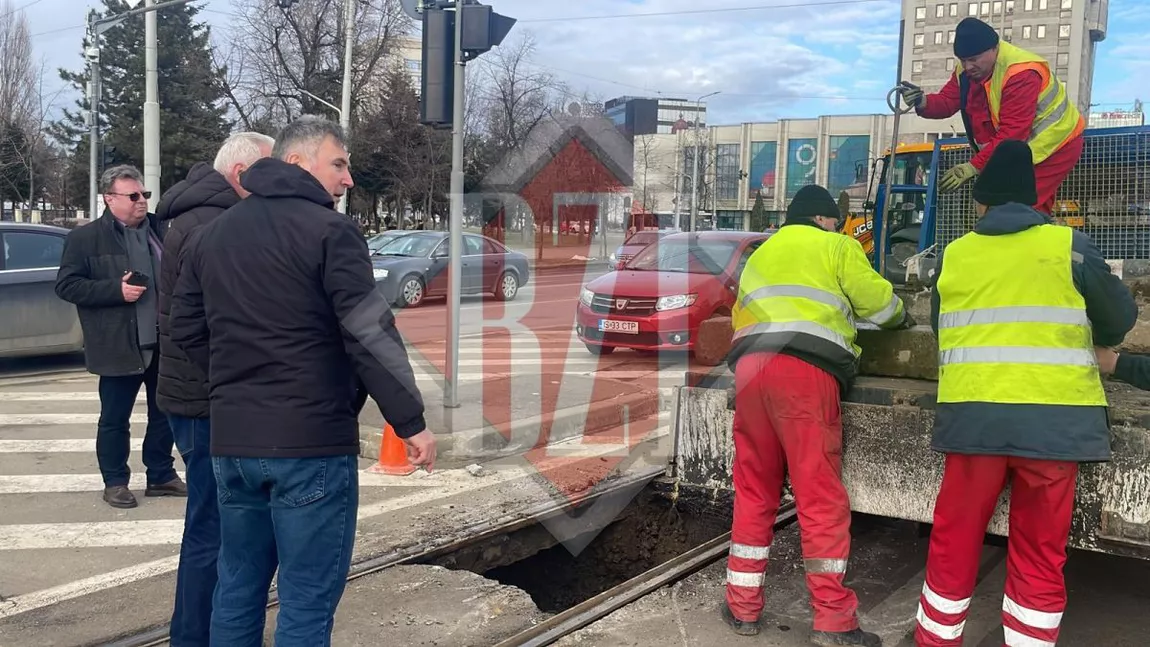 Groapa din asfalt apărută în Podu Roș a fost acoperită. Circulația tramvaielor a fost reluată - GALERIE FOTO, VIDEO, UPDATE