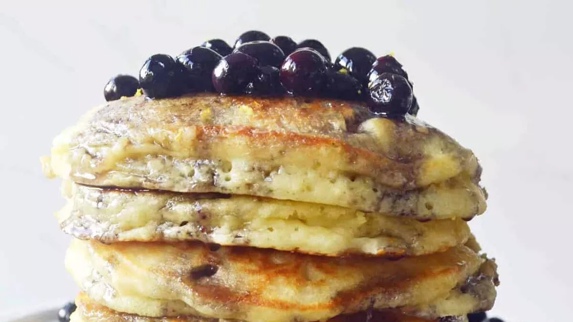 Aceste pancakes cu ricotta vor deveni preferatele tale! Servește-le cu fructe proaspete și sirop