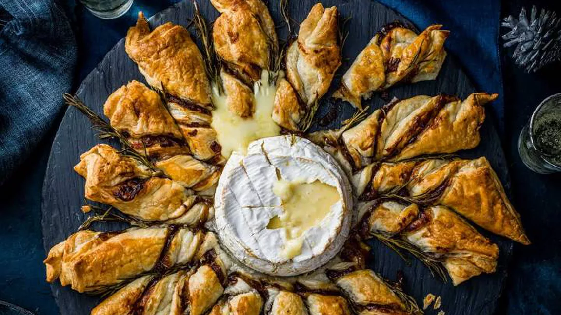 Camembert la cuptor în foietaj, cu dulceață de ceapă. Aperitivul perfect pentru o seară relaxantă