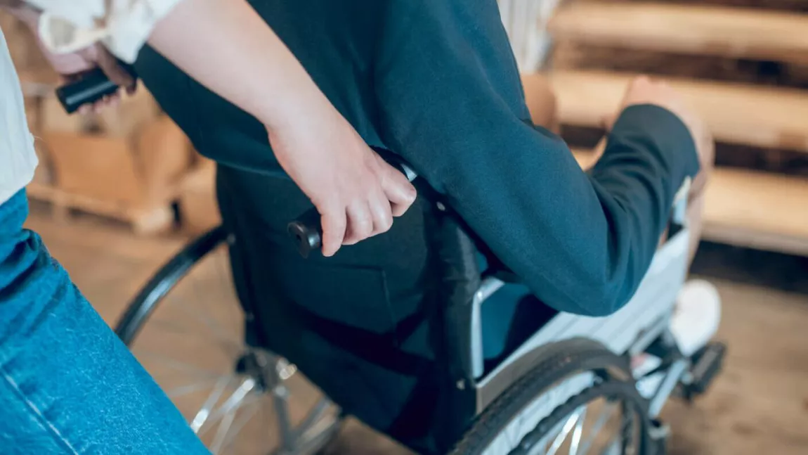 Ce se întâmplă cu indemnizațiile pentru românii cu handicap. Câți bani vor primi de luna aceasta adulții și copiii cu probleme