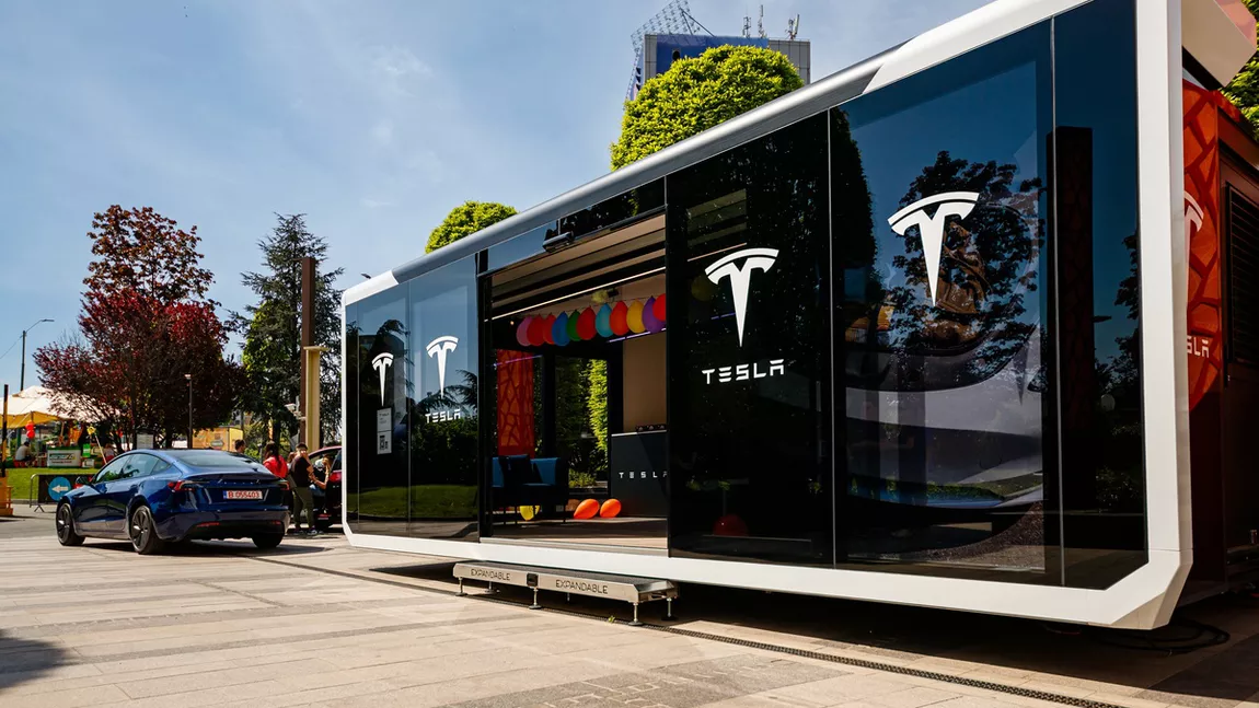 Primul Tesla Pop-Up Store din România s-a inaugurat în Iulius Town Timișoara. Programează-te pentru un test-drive cu Modelul Y și Modelul 3!