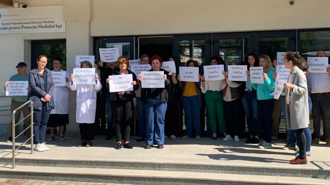 Angajații din Agenția pentru Protecția Mediului protestează la Iași. Ce nemulțumiri au - FOTO