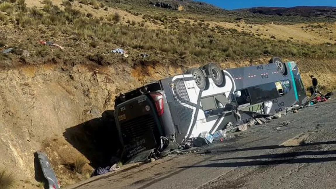 Cel puțin 16 persoane au murit, după ce un autobuz a căzut într-o prăpastie - VIDEO