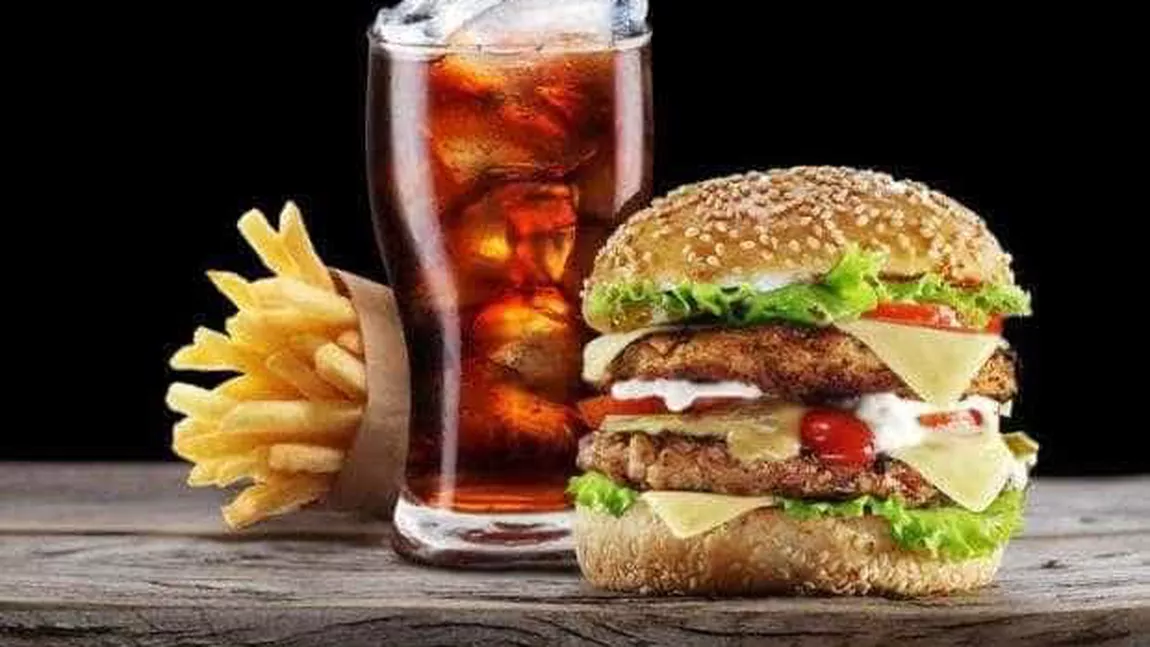 Mâncarea tip fast-food și sucurile devin ilegale la mai puțin de 500 de metri de instituțiile de învățământ