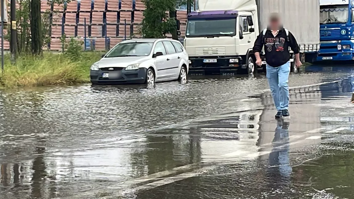 Imaginile unui dezastru! Iașul a fost inundat după o ploaie banală. Străzile s-au umplut de apă, iar șoferii au avut nevoie de barcă pentru a merge prin oraș - FOTO, VIDEO