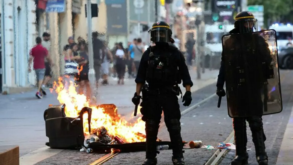 Franţa va declara stare de urgenţă! Trei civili și un polițist au fost ucişi în revolte legate de o reformă electorală