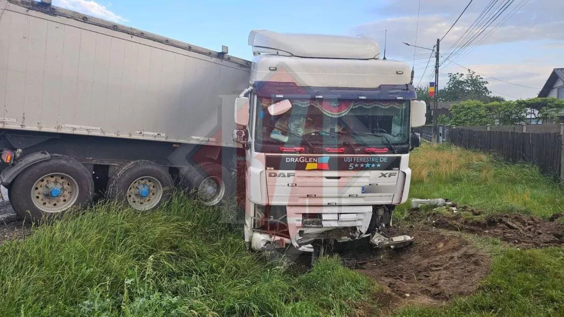 Incident auto la Cristești! Șoferul unui TIR a pierdut controlul și a ieșit în decor