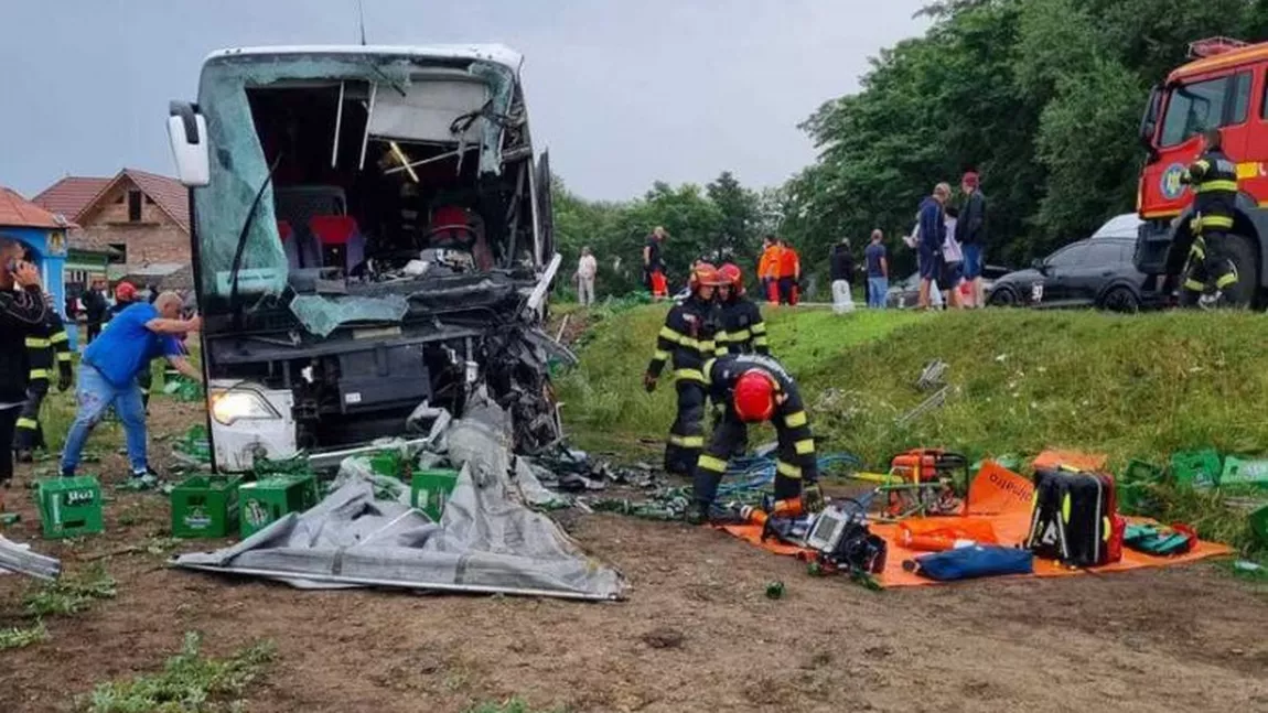Planul roșu de intervenție, activat la Sibiu. Un autocar cu 56 de pasageri s-a ciocnit cu un camion